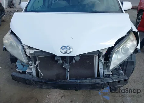 2015 Toyota Sienna Le 8 Passenger z USA, uszkodzony, nr VIN 5TDKK3DC9FS574529